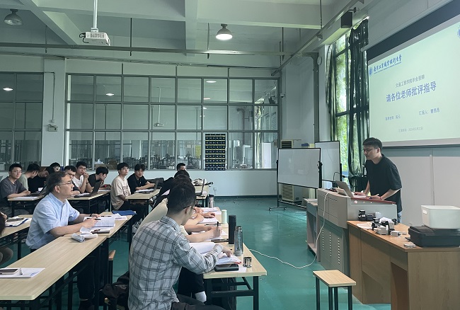 潘旭海观摩学生答辩.jpg